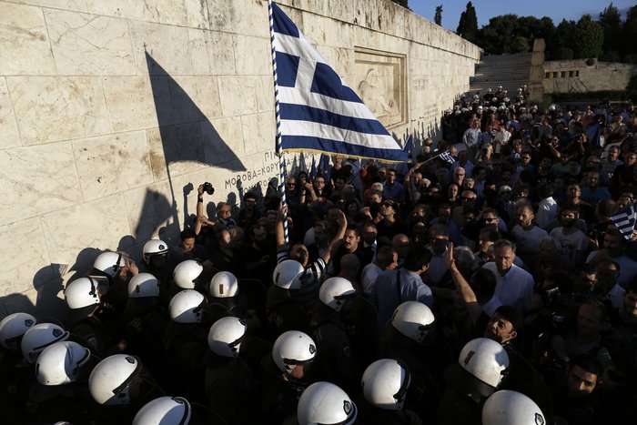 Χιλιάδες πολίτες στο Σύνταγμα φώναξαν «Μένουμε Ευρώπη» [εικόνες] | iefimerida.gr 4