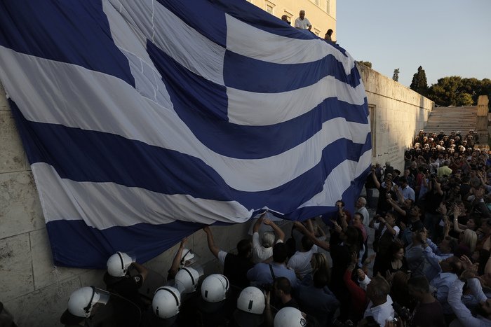 Χιλιάδες πολίτες στο Σύνταγμα φώναξαν «Μένουμε Ευρώπη» [εικόνες] | iefimerida.gr 2