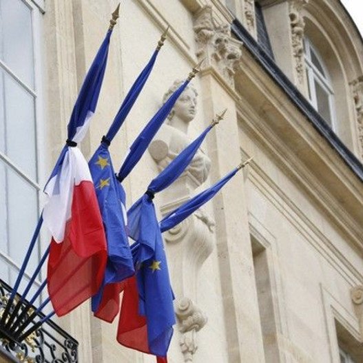 Εθνικό πένθος στη Γαλλία για το Charlie Hebdο: Ενός λεπτού σιγή, μεσίστιες σημαίες [εικόνες & βίντεο] | iefimerida.gr 2