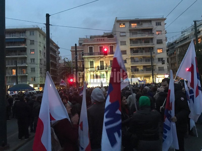Κεντρικό σύνθημα των συγκεντρωμένων είναι «Συνδικάτα εργατών, όχι των εργοδοτών»