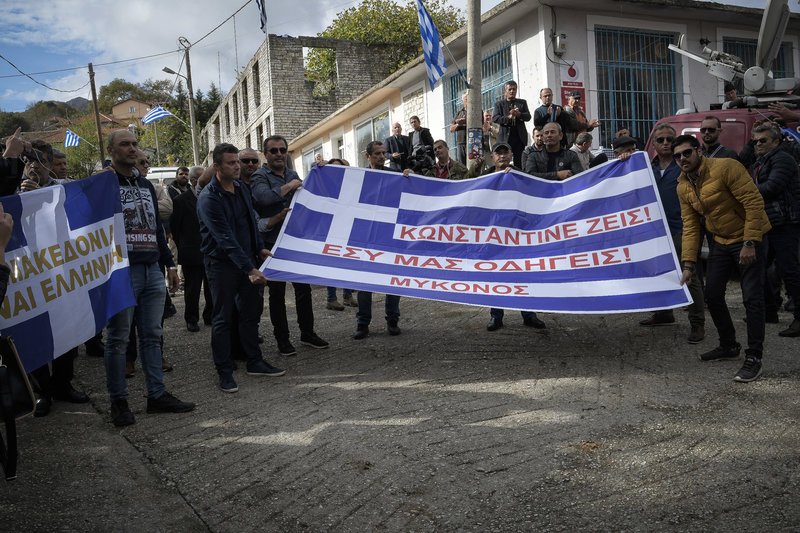 Περίπου 2.000 άτομα έφτασαν στο χωριό από την Ελλάδα