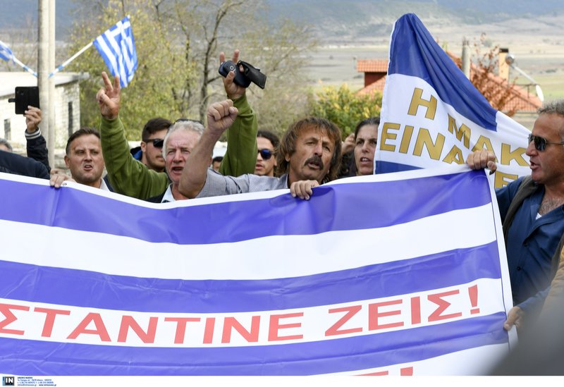 Με σημαίες αποχαιρετούν τον Κατσίφα