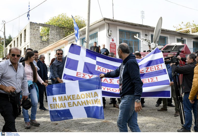 Φων'αζουν συνθήματα και τραγουδούν τον Εθνικό ύμνο