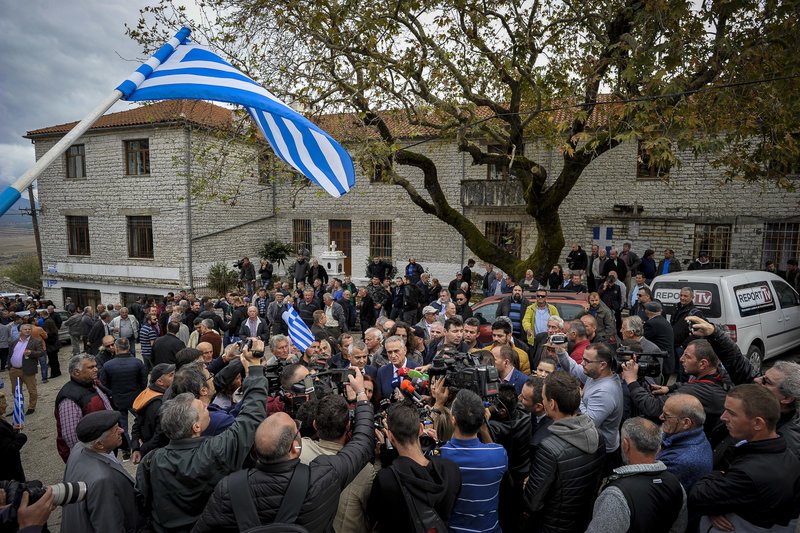 Με ελληνικές σημαίες και συνθήματα η κηδεία του Κατσίφα