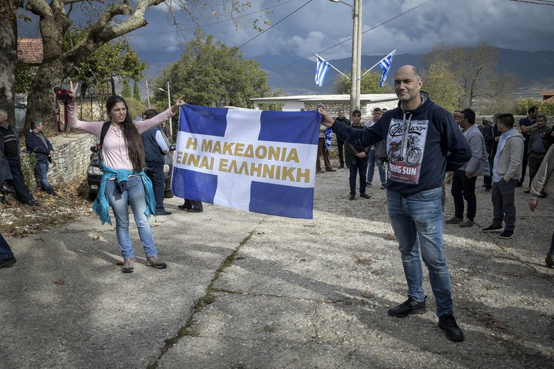 Με ελληνικές σημαίες και συνθήματα η κηδεία του Κατσίφα [εικόνες] | iefimerida.gr 8