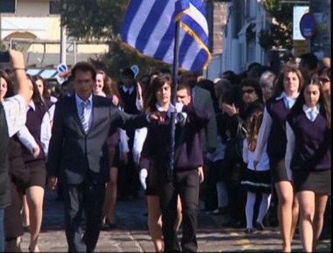 Συγκίνησε τους πάντες ο τυφλός σημαιοφόρος στη Μυτιλήνη [εικόνες] | iefimerida.gr 0