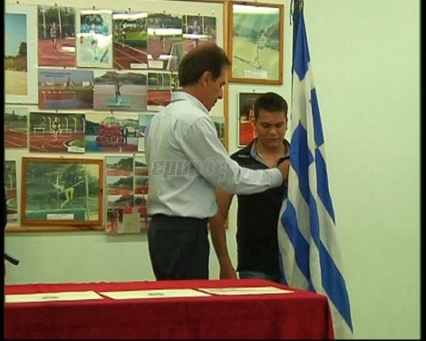 Συγκίνησε τους πάντες ο τυφλός σημαιοφόρος στη Μυτιλήνη [εικόνες] | iefimerida.gr 1