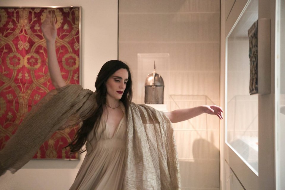 Η ξεχωριστή παράσταση της Εύας Σιμάτου ανάμεσα στα εκθέματα του Μουσείου Μπενάκη [εικόνες] | iefimerida.gr 3