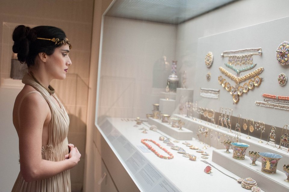 Η ξεχωριστή παράσταση της Εύας Σιμάτου ανάμεσα στα εκθέματα του Μουσείου Μπενάκη [εικόνες] | iefimerida.gr 1