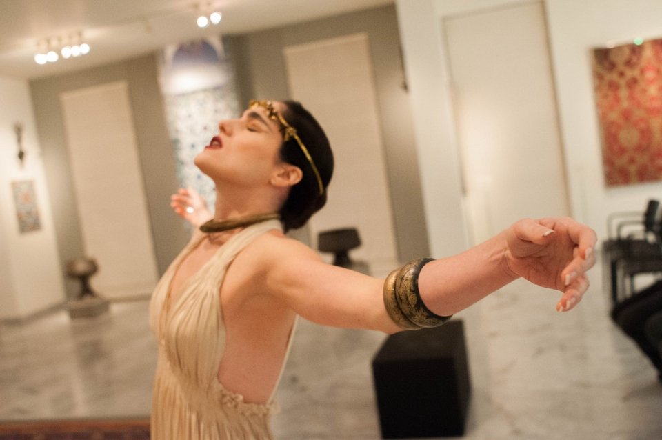 Η ξεχωριστή παράσταση της Εύας Σιμάτου ανάμεσα στα εκθέματα του Μουσείου Μπενάκη [εικόνες] | iefimerida.gr 0