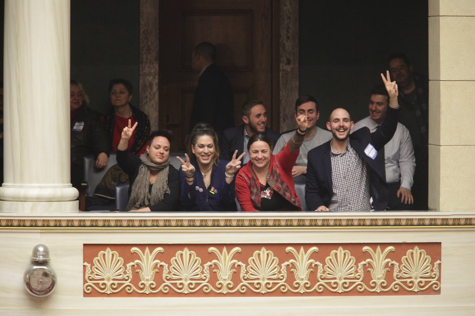 Με φιλιά στα θεωρεία της Βουλής πανηγύρισαν οι ομοφυλόφιλοι την υπερψήφιση του συμφώνου συμβίωσης [εικόνες] | iefimerida.gr 10