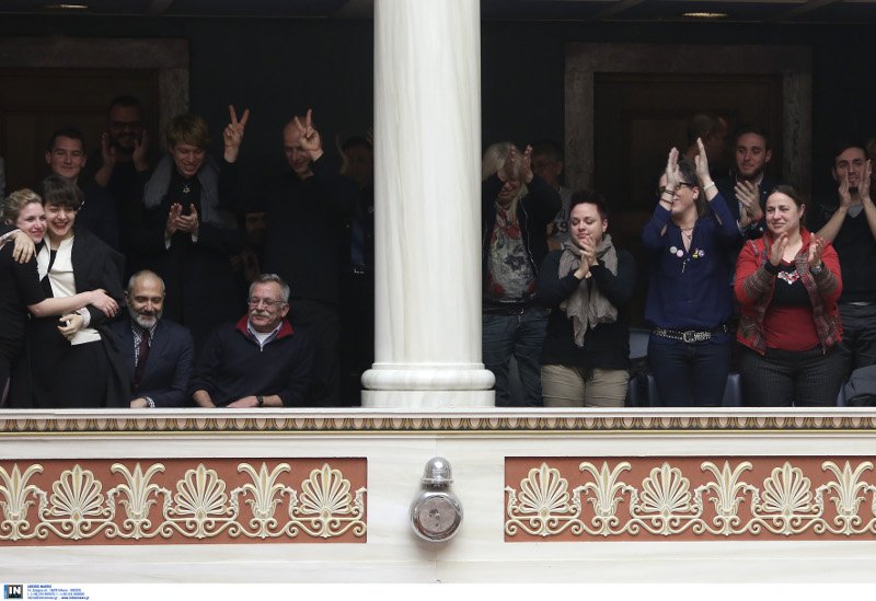 Με φιλιά στα θεωρεία της Βουλής πανηγύρισαν οι ομοφυλόφιλοι την υπερψήφιση του συμφώνου συμβίωσης [εικόνες] | iefimerida.gr 5