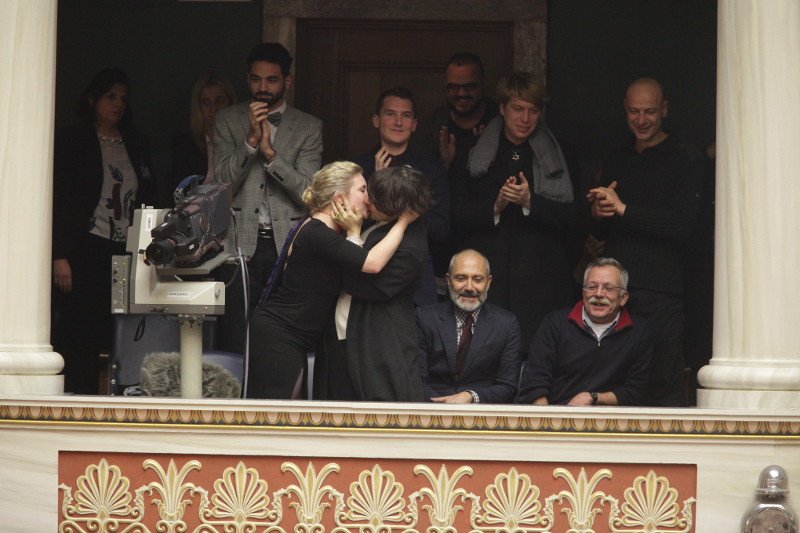 Με φιλιά στα θεωρεία της Βουλής πανηγύρισαν οι ομοφυλόφιλοι την υπερψήφιση του συμφώνου συμβίωσης [εικόνες] | iefimerida.gr 11