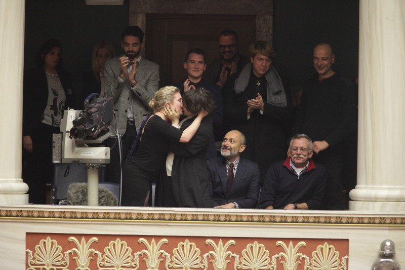 Με φιλιά στα θεωρεία της Βουλής πανηγύρισαν οι ομοφυλόφιλοι την υπερψήφιση του συμφώνου συμβίωσης [εικόνες] | iefimerida.gr 12