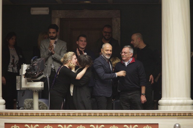 Με φιλιά στα θεωρεία της Βουλής πανηγύρισαν οι ομοφυλόφιλοι την υπερψήφιση του συμφώνου συμβίωσης [εικόνες] | iefimerida.gr 13