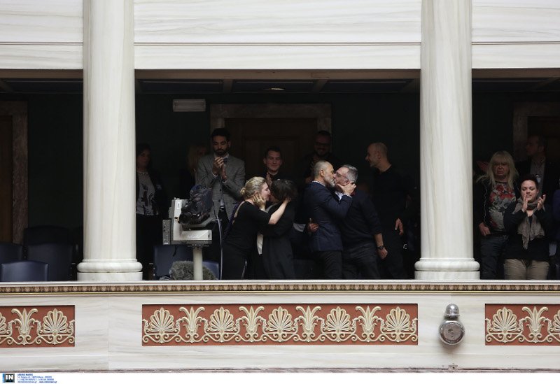 Με φιλιά στα θεωρεία της Βουλής πανηγύρισαν οι ομοφυλόφιλοι την υπερψήφιση του συμφώνου συμβίωσης [εικόνες] | iefimerida.gr 14