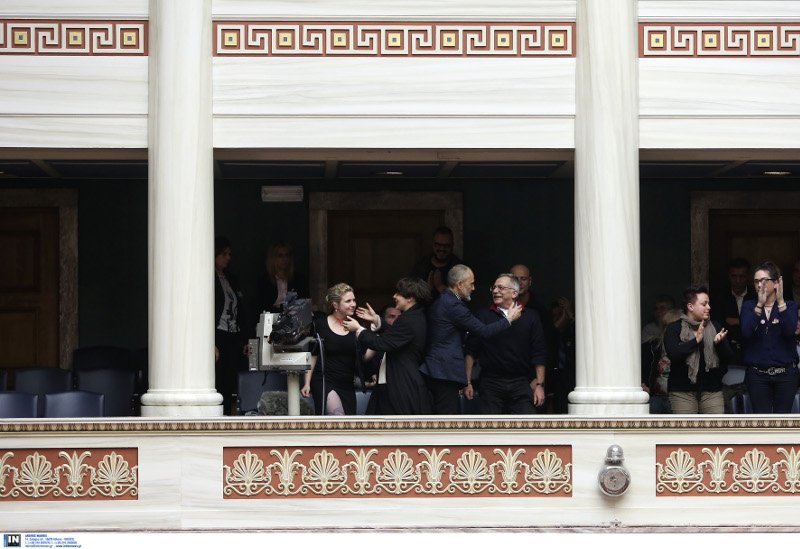 Με φιλιά στα θεωρεία της Βουλής πανηγύρισαν οι ομοφυλόφιλοι την υπερψήφιση του συμφώνου συμβίωσης [εικόνες] | iefimerida.gr 15