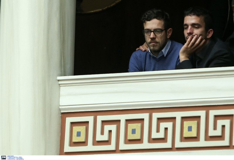 Με φιλιά στα θεωρεία της Βουλής πανηγύρισαν οι ομοφυλόφιλοι την υπερψήφιση του συμφώνου συμβίωσης [εικόνες] | iefimerida.gr 0