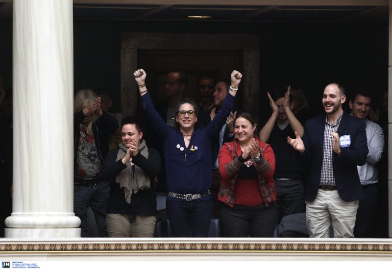 Με φιλιά στα θεωρεία της Βουλής πανηγύρισαν οι ομοφυλόφιλοι την υπερψήφιση του συμφώνου συμβίωσης [εικόνες] | iefimerida.gr 3