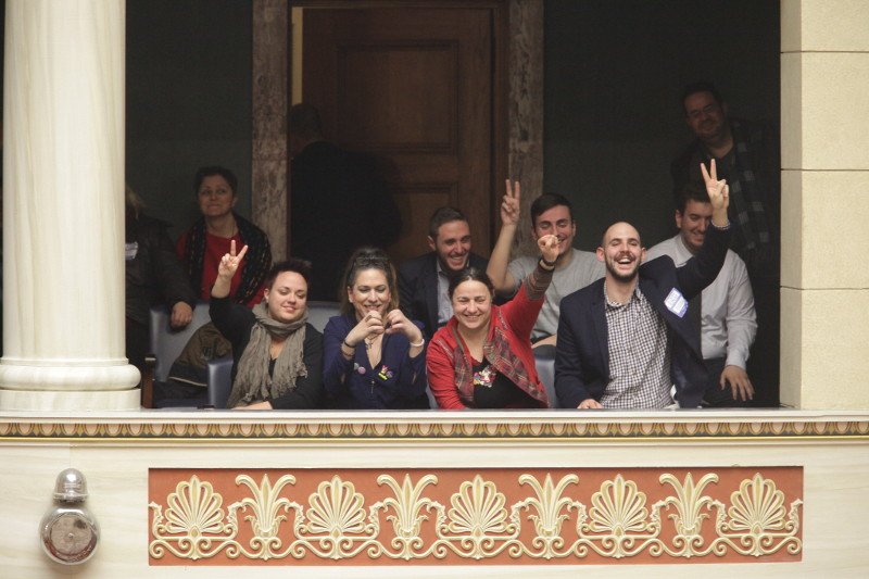 Με φιλιά στα θεωρεία της Βουλής πανηγύρισαν οι ομοφυλόφιλοι την υπερψήφιση του συμφώνου συμβίωσης [εικόνες] | iefimerida.gr 4