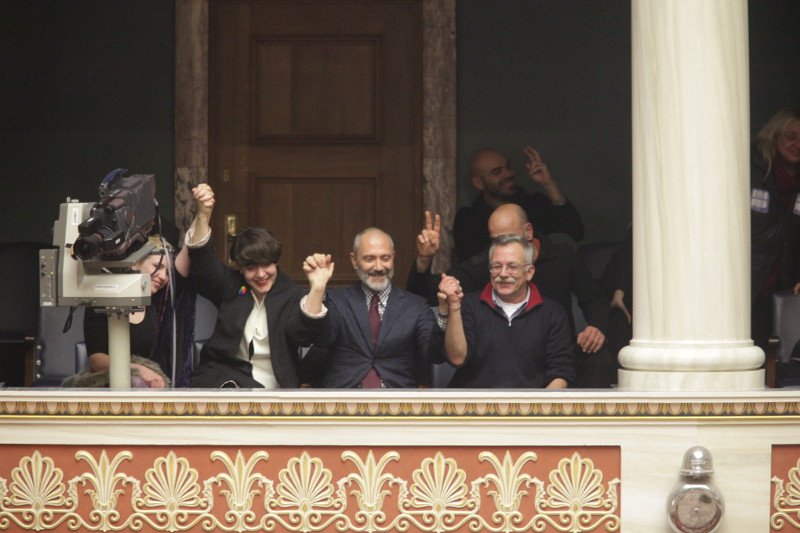 Με φιλιά στα θεωρεία της Βουλής πανηγύρισαν οι ομοφυλόφιλοι την υπερψήφιση του συμφώνου συμβίωσης [εικόνες] | iefimerida.gr 6