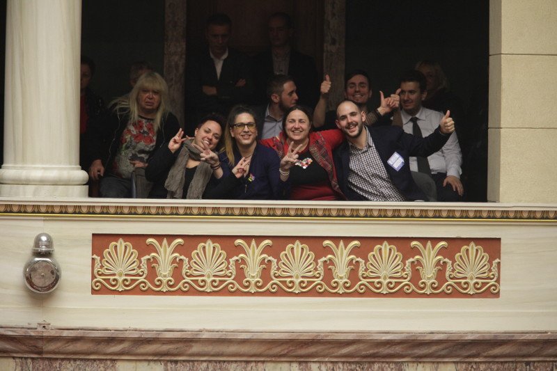 Με φιλιά στα θεωρεία της Βουλής πανηγύρισαν οι ομοφυλόφιλοι την υπερψήφιση του συμφώνου συμβίωσης [εικόνες] | iefimerida.gr 7