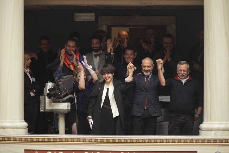 Με φιλιά στα θεωρεία της Βουλής πανηγύρισαν οι ομοφυλόφιλοι την υπερψήφιση του συμφώνου συμβίωσης [εικόνες] | iefimerida.gr 8