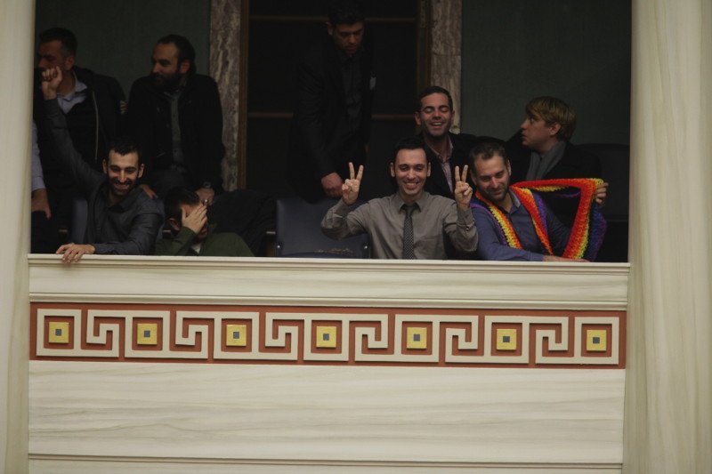 Με φιλιά στα θεωρεία της Βουλής πανηγύρισαν οι ομοφυλόφιλοι την υπερψήφιση του συμφώνου συμβίωσης [εικόνες] | iefimerida.gr 9