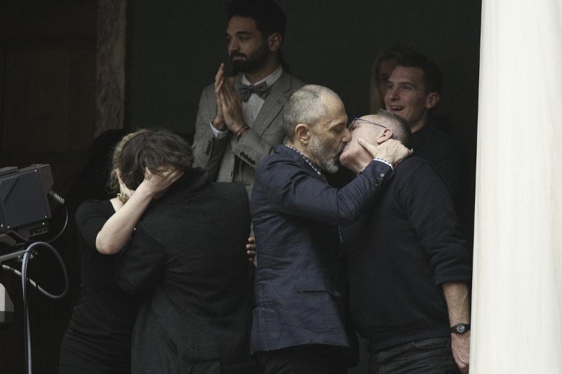 Με φιλιά στα θεωρεία της Βουλής πανηγύρισαν οι ομοφυλόφιλοι την υπερψήφιση του συμφώνου συμβίωσης [εικόνες] | iefimerida.gr 16