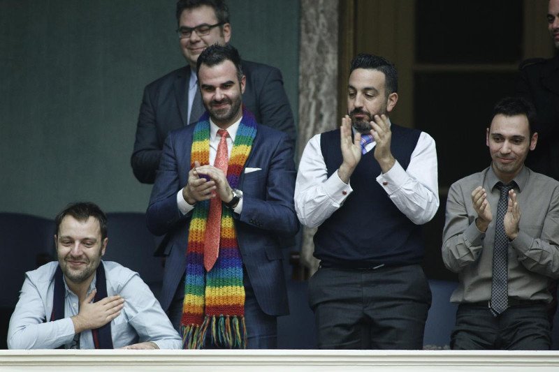 Με φιλιά στα θεωρεία της Βουλής πανηγύρισαν οι ομοφυλόφιλοι την υπερψήφιση του συμφώνου συμβίωσης [εικόνες] | iefimerida.gr 2