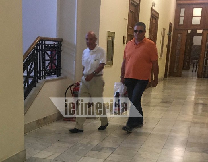 Ο Κώστας Σημίτης, ηλιοκαμένος, με σπορ εμφάνιση, στην έρημη Βουλή [εικόνα] | iefimerida.gr 0