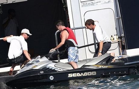 Διάσημος παρουσιαστής δίνει χιλιάδες ευρώ την εβδομάδα για μια θαλαμηγό [εικόνες] | iefimerida.gr 0