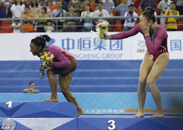 Η πιο ξεκαρδιστική απονομή -Βγήκε μέλισσα από τα λουλούδια και η αθλήτρια έτρεχε να ξεφύγει [εικόνες&βίντεο] | iefimerida.gr 1