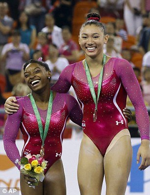 Η πιο ξεκαρδιστική απονομή -Βγήκε μέλισσα από τα λουλούδια και η αθλήτρια έτρεχε να ξεφύγει [εικόνες&βίντεο] | iefimerida.gr 3