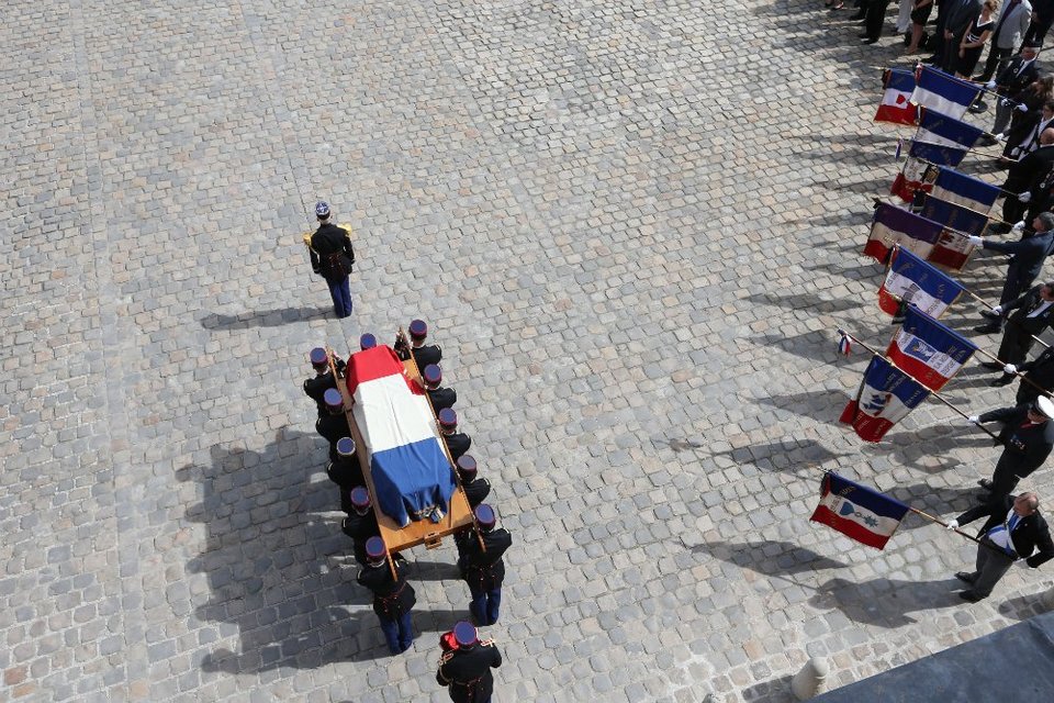 Η Σιμόν Βέιλ θα ταφεί στο Πάνθεον μαζί με τον σύζυγό της [εικόνες] | iefimerida.gr 0