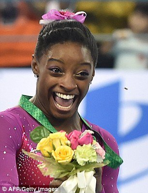 Η πιο ξεκαρδιστική απονομή -Βγήκε μέλισσα από τα λουλούδια και η αθλήτρια έτρεχε να ξεφύγει [εικόνες&βίντεο] | iefimerida.gr 2