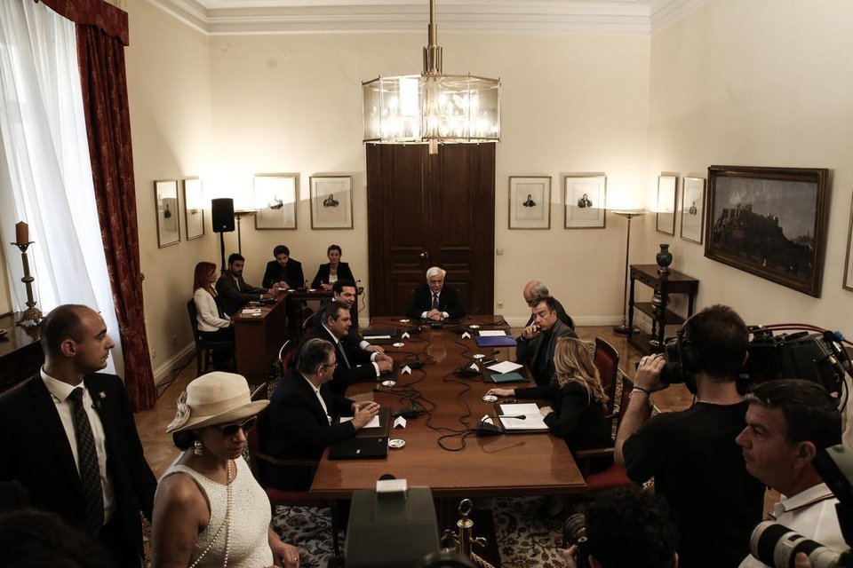 Συμβούλιο Πολιτικών Αρχηγών: Η κυρία με το καπέλο, τα πηγαδάκια και τα πειράγματα [εικόνες] | iefimerida.gr 1