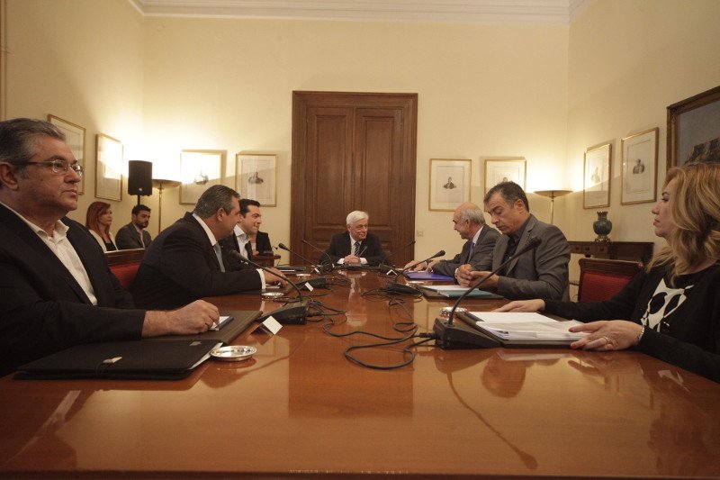 Συμβούλιο Πολιτικών Αρχηγών: Η κυρία με το καπέλο, τα πηγαδάκια και τα πειράγματα [εικόνες] | iefimerida.gr 3