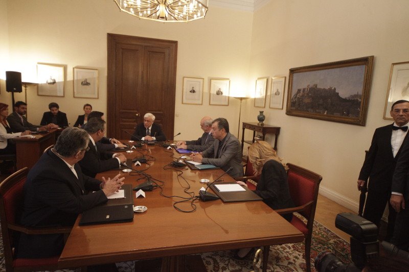 Συμβούλιο Πολιτικών Αρχηγών: Η κυρία με το καπέλο, τα πηγαδάκια και τα πειράγματα [εικόνες] | iefimerida.gr 4