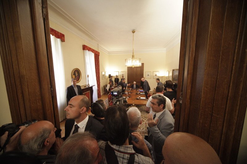 Συμβούλιο Πολιτικών Αρχηγών: Η κυρία με το καπέλο, τα πηγαδάκια και τα πειράγματα [εικόνες] | iefimerida.gr 17