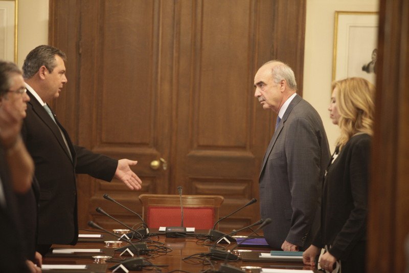 Συμβούλιο Πολιτικών Αρχηγών: Η κυρία με το καπέλο, τα πηγαδάκια και τα πειράγματα [εικόνες] | iefimerida.gr 8