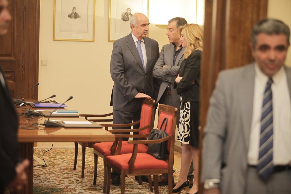 Συμβούλιο Πολιτικών Αρχηγών: Η κυρία με το καπέλο, τα πηγαδάκια και τα πειράγματα [εικόνες] | iefimerida.gr 6