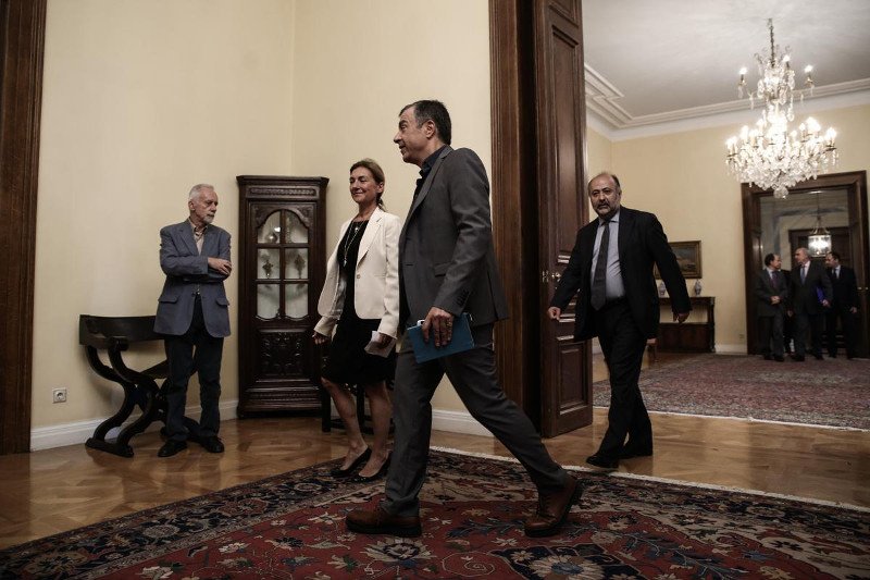 Συμβούλιο Πολιτικών Αρχηγών: Η κυρία με το καπέλο, τα πηγαδάκια και τα πειράγματα [εικόνες] | iefimerida.gr 12