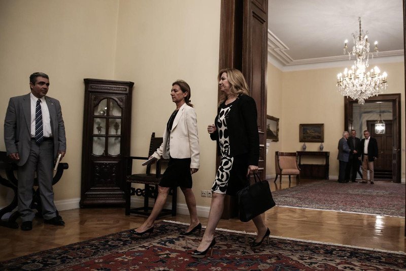 Συμβούλιο Πολιτικών Αρχηγών: Η κυρία με το καπέλο, τα πηγαδάκια και τα πειράγματα [εικόνες] | iefimerida.gr 13