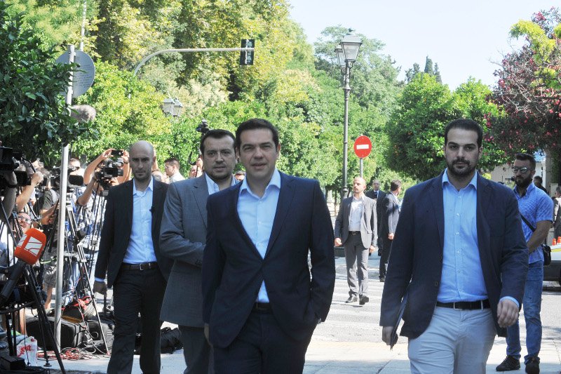 Συμβούλιο Πολιτικών Αρχηγών: Η κυρία με το καπέλο, τα πηγαδάκια και τα πειράγματα [εικόνες] | iefimerida.gr 16