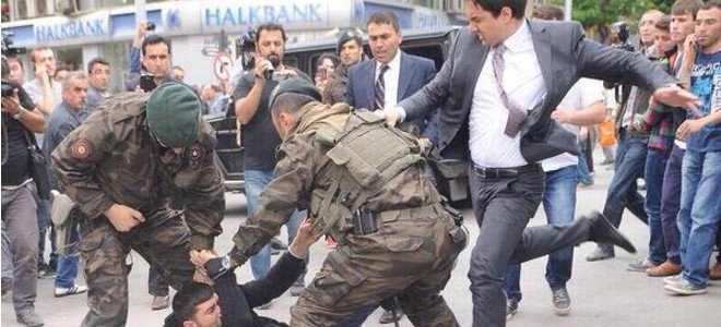 Ο Ερντογάν τους κλωτσάει, ο Γκιούλ τους αγκαλιάζει -Οργή στην Τουρκία με τους 282 νεκρούς στο ορυχείο [εικόνες] | iefimerida.gr 0