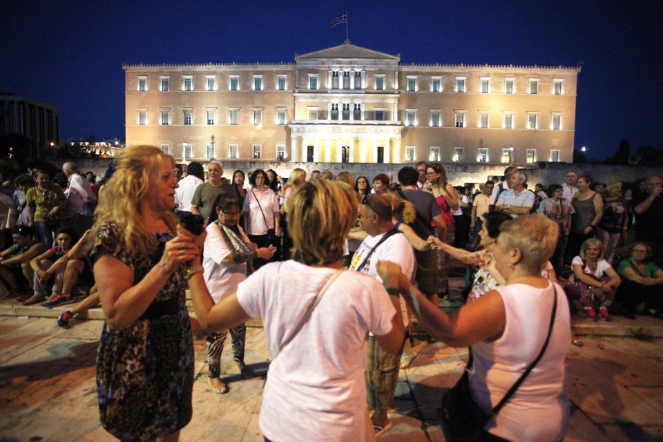 Συνθήματα κατά της λιτότητας και πλήθος κόσμου στο Σύνταγμα – Επικροτεί ο ΣΥΡΙΖΑ [εικόνες]  | iefimerida.gr 10