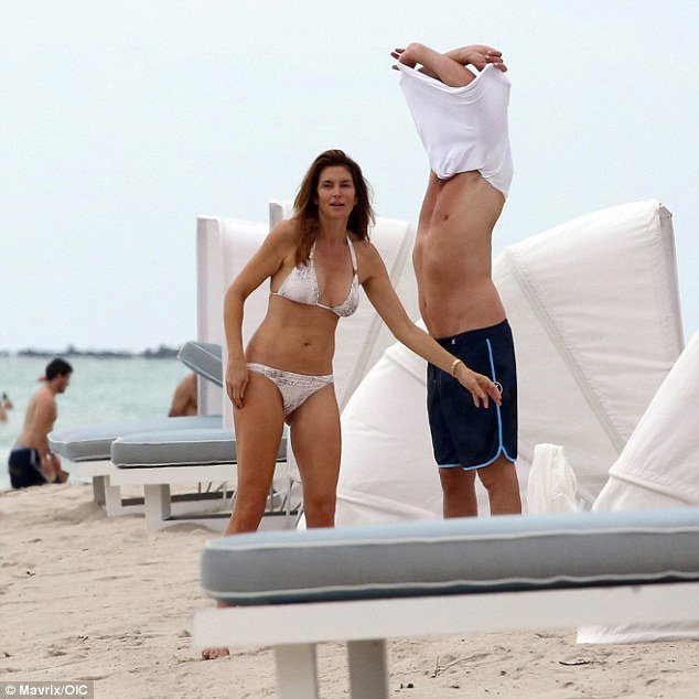 Σίντι Κρόφορντ: Δείτε πως είναι πραγματικά το σώμα της 50χρονης καλλονής [εικόνες]  | iefimerida.gr 0