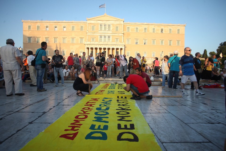 Συνθήματα κατά της λιτότητας και πλήθος κόσμου στο Σύνταγμα – Επικροτεί ο ΣΥΡΙΖΑ [εικόνες]  | iefimerida.gr 1