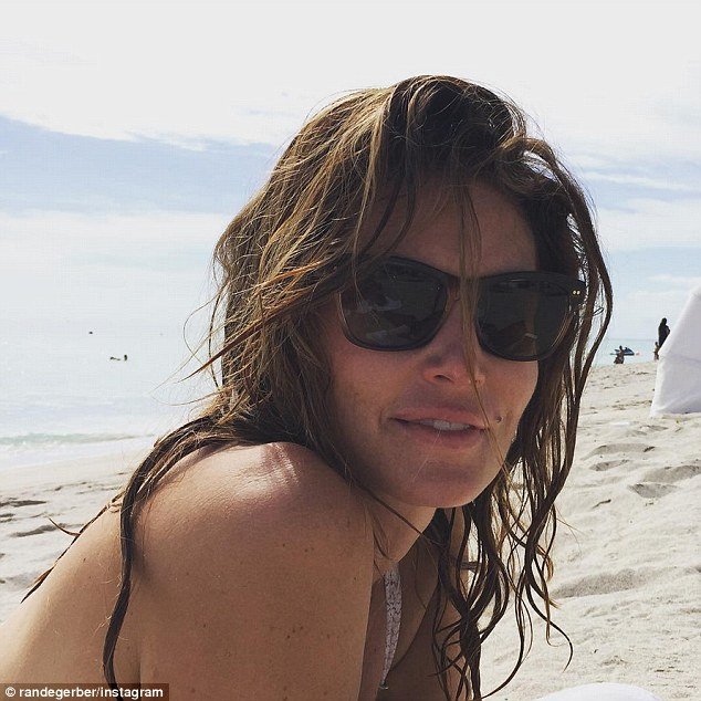 Σίντι Κρόφορντ: Δείτε πως είναι πραγματικά το σώμα της 50χρονης καλλονής [εικόνες]  | iefimerida.gr 4